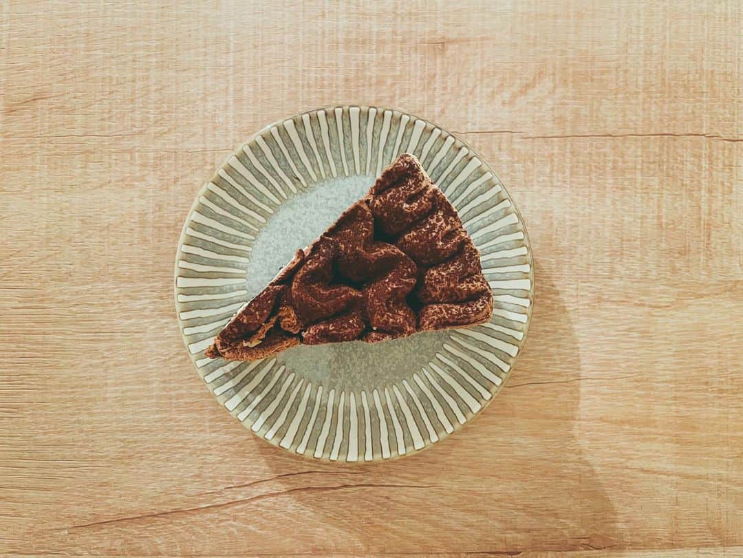 小此木まりさんのインスタグラム写真 - (小此木まりInstagram)「🍫  おつかれさまちょこれーとけーき。  #チョコレートケーキ #ケーキ と #珈琲 #おいし #🍫 #☕️」2月1日 19時44分 - mariokonogi