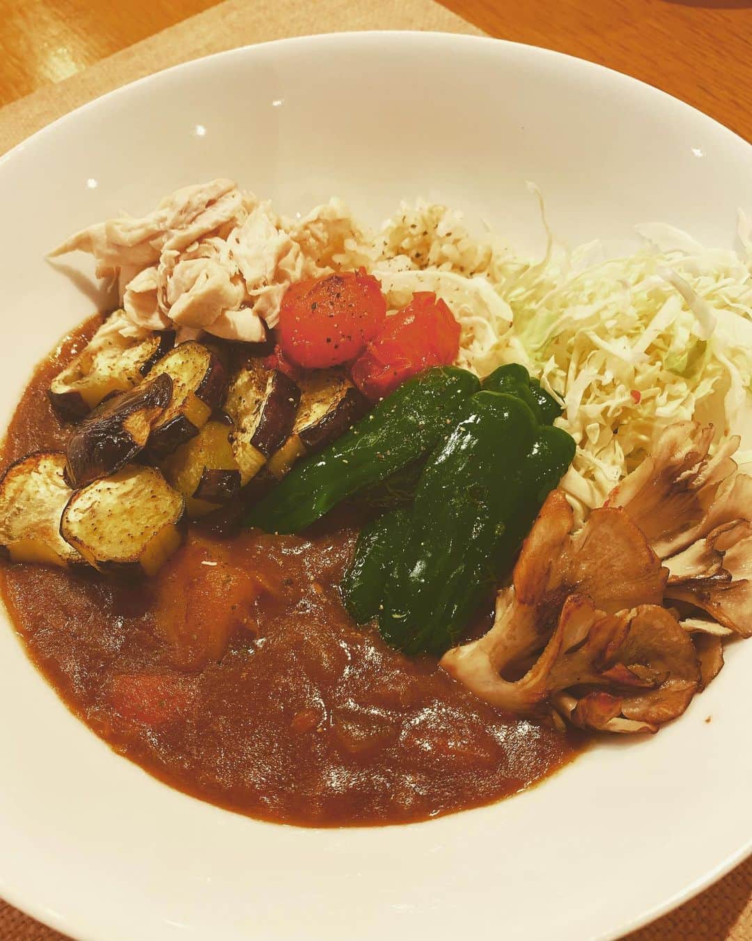 下川みくにのインスタグラム：「お米少なめ野菜多めカレー 久しぶりにカレー作ったなぁ  ワンプレートにしたので これだけ洗えばおわり. 楽ちんお片付け〜  いえ〜い  カレーって大きなお鍋で作るから 楽しいんですよね 魔女気分🧙‍♀️  #カレーライス#野菜#残り物#炒めて #お皿にドーン#ささみ#りょうりすたぐらむ　 #cooking#料理記録#舞茸#ナス#トマト #ささみ#ピーマン#カレー#食スタグラム #美味しかった#おうちご飯#いえごはん #料理#調理 #タバスコ#明日もカレー#喜んで #お米少なめでも#お腹いっぱい #ごちそうさまでした#今日も感謝 #mikuni飯」