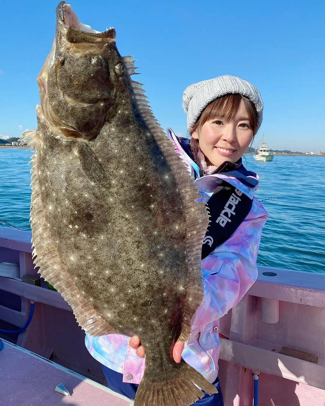 井上直美さんのインスタグラム写真 - (井上直美Instagram)「でっかいヒラメが釣れたので色々お料理してみたよ！1番のヒットはヒラメのフィッシュバーガー！詳しくは本日発売の雑誌つり情報を是非みてね。 　#釣り　#釣りガール　#ヒラメ　#イワシパターン　#およがせ釣り  #沖釣り　#つり情報　#やっとヒラメが釣れました　#フィッシュバーガー　#ヒラメ寿司　#ヒラメのフレンチ風キノコソース　#昆布締め茶漬け　#カルパッチョ　#アルファタックル　#テイルウォーク　#サンヨーナイロン　#釣り好きな人と繋がりたい  　#井上直美　#なおチンぎょ」2月1日 19時46分 - naochingyo