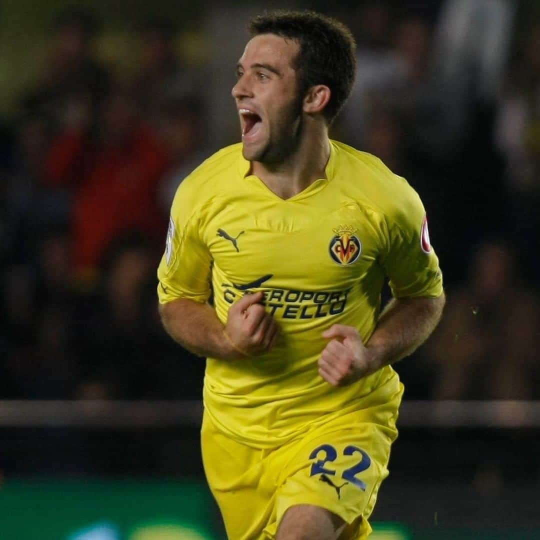 ビジャレアルCFのインスタグラム：「Hoy cumple 34 años uno de los mejores delanteros de la #HistoriaGrogueta 💛...  ¡¡Muchas felicidades para @beppe787 🥳!!  Today, one of the best strikers in Yellows history turns 34 💛...  A very happy birthday to @beppe787 🥳!!!  #futbol #soccer #football #villarreal #laliga」
