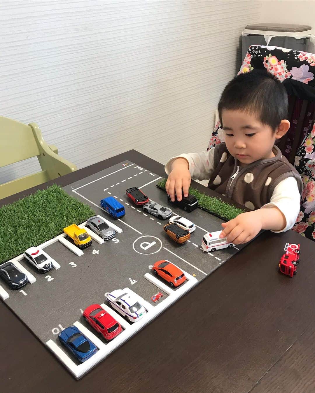 高橋みゆきのインスタグラム：「日曜大工🎶父ちゃん心坊のために作りました🚙🅿️ #100均で駐車場🅿️ #心坊ずっと遊んでるね〜 #最初早々に壊されてたけど」