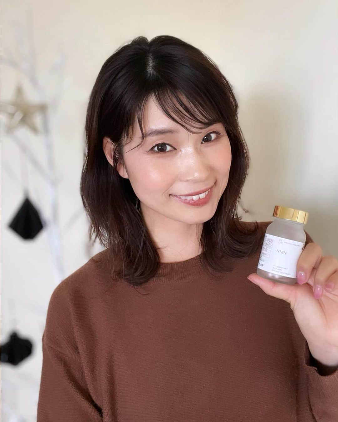 三佐和あやのインスタグラム：「ついこの前までNMN知らなかった私なのに、もぅNMNってだけで 食いつくように興味が😉😉😉 前に 燕の巣サプリメントやシミシワ改善の美顔器を取り扱っていた @flow.yakuhin から NMNサプリがでたの。  燕の巣からいきなり最先端のNMNだよ（びっくり） クレオパトラから デヴィ婦人になったくらいかなぁ？  NMNとアスタキサンチンが配合されてるの  NMNは おさらいになるけど、 ニコチンアミド・モノヌクレオチド の略。今 研究がすすんでる 最新の抗老化作用/ 若返りのキーワードだよ。  アスタキサンチンって鮭とか蟹の甲羅に🦀入ってるやつよね？！ 抗酸化作用があるわけだから、老けないってことね〜 老けないNMNにまた老けないアスタキサンチン足しちゃってるわけね🙄  しかも、 @flow.yakuhin のはね、 ノーマルNMNとプレミアムNMNがラインナップにあってね。入ってるNMN量がちがうらしいのよ これはわたしまだ知らなかったんだけど、 NMNが出回ってきててね、 選ぶポイントっていうのができてきてるわけ。 ☑︎どこで製造されてるか ☑︎どれだけNMNが配合されてるか ☑︎続けることが大事だから 続けられる価格なのか  プレミアムがあるってことだから、 遠慮なく配合されているほうを選ぶもよし、 続けられる価格を選ぶということで 私が手にしたのは、とりあえずノーマルNMNです。 余裕のあるときは プレミアムも手を出したいと思います😁😁😁えへへ  おっ金持ちしか手に入れられなかった NMNもね〜 （1か月30万とかだったらしいよ） 一般化してきてるから、要チェックだし  前に飲んでたNMNでね、 効果を感じたんですよ。  なんか、ハツラツとするのね。 ほんとに！👀  栄養ドリンクの元気ハツラツとかじゃなくてね、パッと動けたりね、 なんだか 調子いいの！！  今回勧めてくれた お店の方の感じた効果なんですけど 下に記載しておきます。 前まで 『そりゃ嘘っぽい』と思ってたけどね、 ここの美顔器もめっちゃよくて 以前しみ消えたということもあったしね、 他のお店のだけど NMNの効果も実感したあとだしね、 あ、これは そうだろうなぁって、 わかるやつはわかります。  お店の方の感じた効果↓  視野が広くなる、 目覚めが良くなる、 頭がスッキリする、 肌がきれいになる、 集中力が続くようになった、 目尻のシワが薄くなった、 頭皮にハリがでてきた、 白髪が少なくなった、→パパが興味持ってた、取られそう😂 体重がおちた、  ノーマルNMNサプリのほうでも250mgNMNが入ってるから、 1日2粒でいいんだよね。 それだけでちょっとリードだよね  NMNもね、色々出てるから他社比較して どれか試してみてはどうでしょう  わたしは、すでに飲み比べしてます😁  #pr #美容 #美 #美肌 #アンチエイジング #エイジングケア #エイジング #セレブ  #アラサー #アラフォー #健康 #妊活 #コロナに負けるな #コロナ対策 #オススメ  #サプリメント #サプリ #免疫力アップ #健康食品 #健康生活 #スーパーフード  #風邪予防#nmn #nad #サプリ #nmnサプリ」
