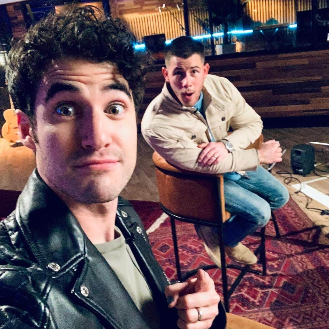 ダレン・クリスのインスタグラム：「I know I joke a lot about being a bonus Jonas. But I guess if you joke enough about something, dreams... come... true? That’s the saying, right?   Fo REAL tho, thank you @nickjonas for inviting me as your battle advisor this season on @nbcthevoice !!! #TeamNick #SorryKevin #SorryJoe」