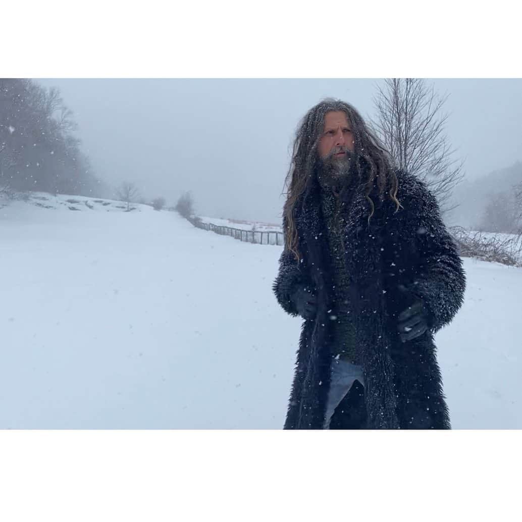 ロブ・ゾンビのインスタグラム：「Well, it’s fucking snowing like motherfucker. I just realized someone might mistake me for Bigfoot. C’est La Vie. #winterwonderland #snowday #saquatchsighting」