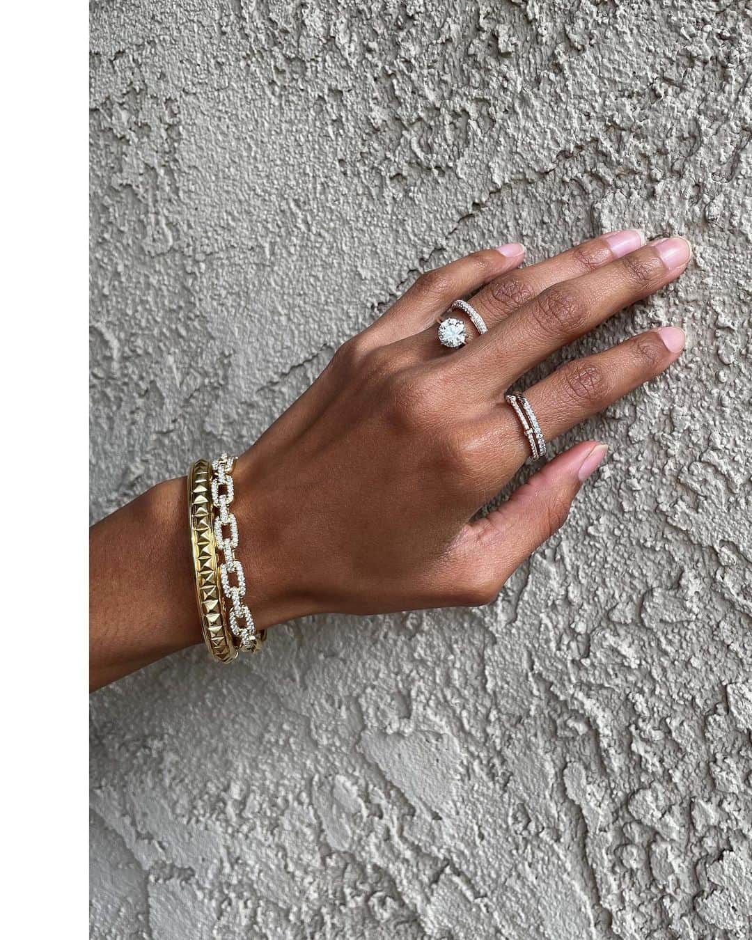 デビッドヤーマンさんのインスタグラム写真 - (デビッドヤーマンInstagram)「@taelorthein shows us what tops her wish list for Valentine’s Day. Explore our V Day gift guide through our bio link. #taptoshop #DavidYurman」2月2日 6時48分 - davidyurman