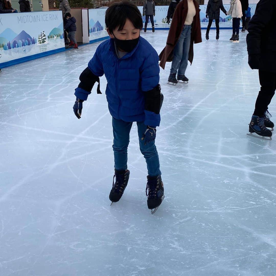 高村凛さんのインスタグラム写真 - (高村凛Instagram)「お兄ちゃんはスケート上手⛸🤗  他の子はまだ怖いみたい😂  #スケート #iceskate」2月2日 6時50分 - rin_takamura