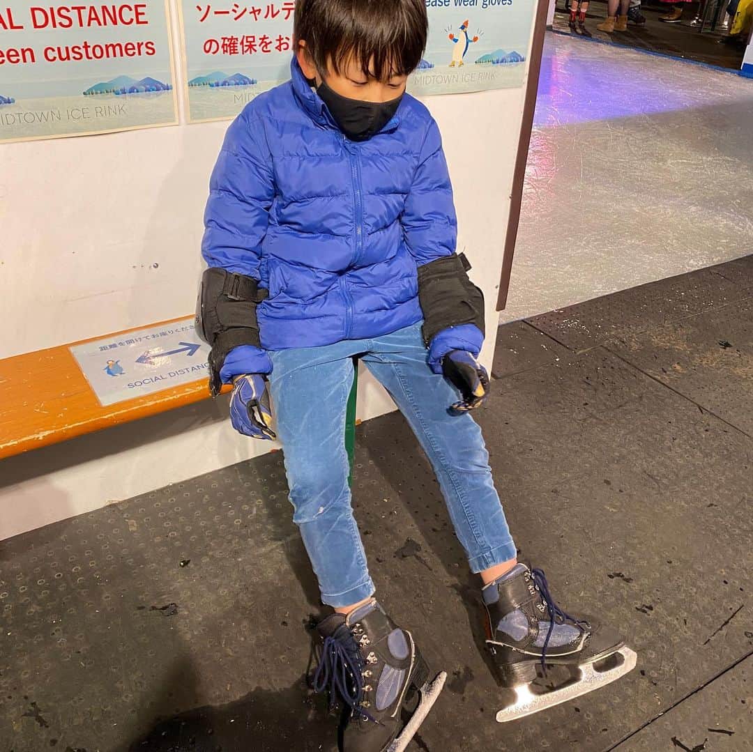 高村凛さんのインスタグラム写真 - (高村凛Instagram)「お兄ちゃんはスケート上手⛸🤗  他の子はまだ怖いみたい😂  #スケート #iceskate」2月2日 6時50分 - rin_takamura