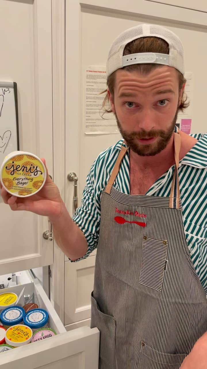 パトリック・シュワルツェネッガーのインスタグラム：「IM BAAAACKK BITCHESSS  PATRICKS PINTS: EVERYTHING BAGEL   Had low expectations for this sucker but wooof It blew the doors off. Actually one of the best ice cream flavors I’ve ever had. Shocking.  @jenisicecreams out of Columbus Ohio.  @jenibrittonbauer」