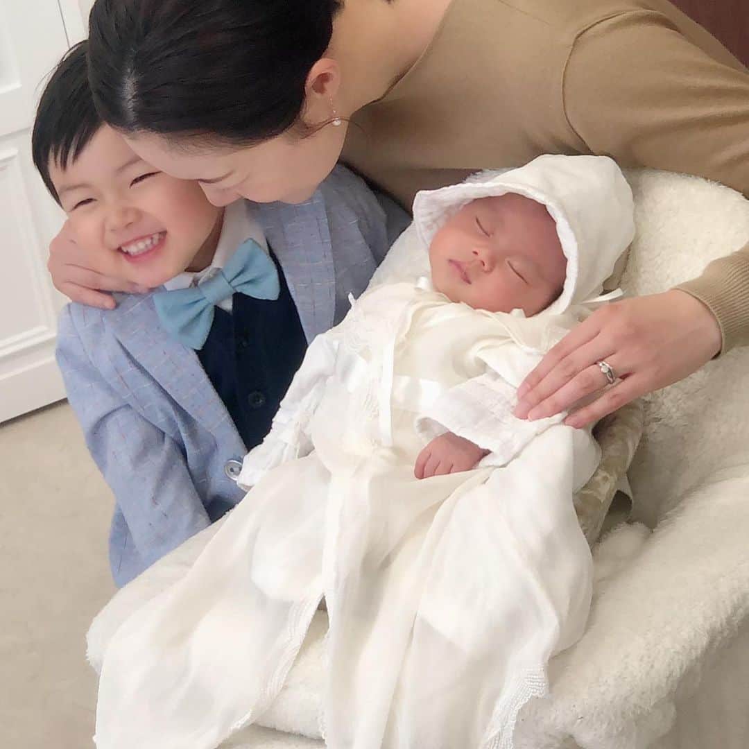 遼かぐらのインスタグラム：「記念撮影 ☺︎  お宮参りは延期して、お写真だけでも今を‥🎞  おチビくん、ベビードレスのお写真は起こしても起こしても寝ていた(❀ฺ´艸｀)。* 彼の活発活動時間は9時〜11時半くらい⏰  まこはお着替えもちゃんとしてくれてホッとしました。  私、背中丸すぎて、ビックリ😵 1ヶ月の産後検診も終わり、風邪も含め体調が戻ってきたので 2月1日より身体戻しぼちぼち頑張ります🤸‍♂️  まこも私もお風邪治りました。 ドライヤーとかちゃんとしよう‥ 風邪に早く気付き、こじらせないように‥  今日と明日はすごく寒くなりそう☃︎  #お宮参りフォト  #オフショット #生後1ヶ月  #2歳差兄弟」