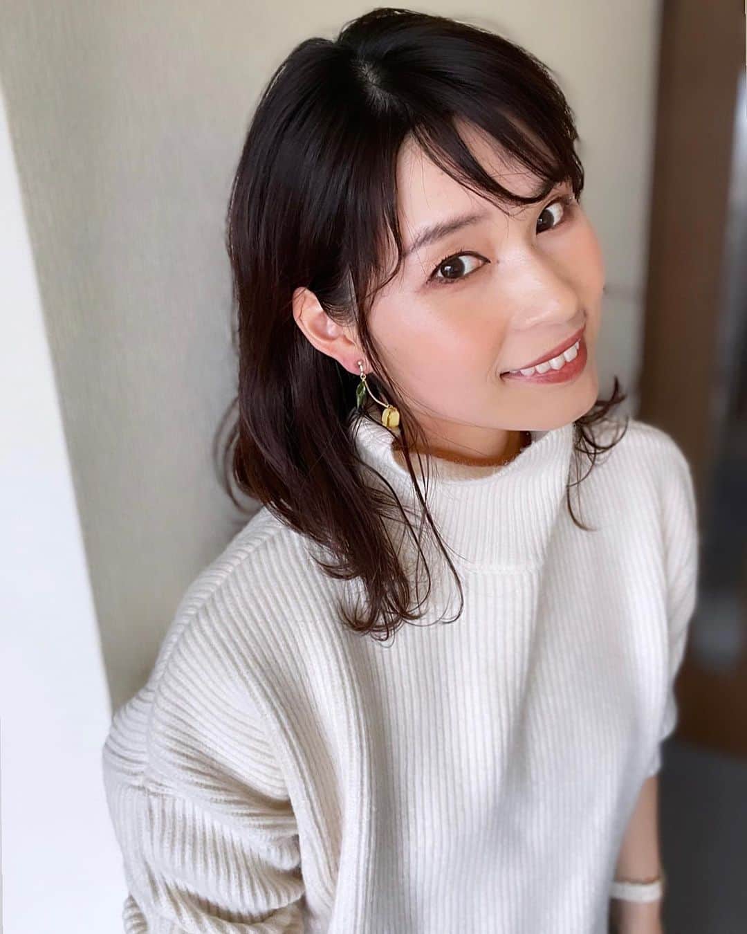 三佐和あやのインスタグラム：「昨日 マンションの工事と風が強くて外に出れなかったからね ずっとYouTubeで春コスメを漁って 1日過ぎちゃいました😂   イヤリングは @mm.feuille さんとこの🌷  #アクセサリー #アクセ #ハンドメイド #ハンドメイドアクセサリー #ハンドメイドアクセ #アラサー #アンチエイジング #ママガール #ヘアスタイル #アラサーヘアスタイル #ミディアムヘア #ミディアムヘアアレンジ #ミディアムボブ #ヘアアレンジ」