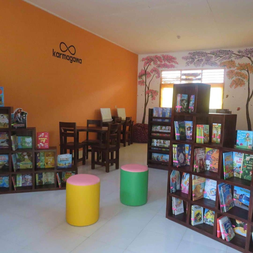 ティモシー・サイクスのインスタグラム：「I’m SO proud to announce the opening of the 73rd @karmagawa school/library worldwide in honor of one of my hardest working and most dedicated students @rolandwolf86 who just passed $1 million in profits a few months ago...this is also our 23d project with the great @balichildrensproject charity! It’s fitting that this new school has computers for the children to use as Roland differentiated himself by spending up to 17 hours per day learning as much as he could about the stock market, all while being an incredible family man too. And all that time and dedication has paid off as besides just the money he’s made, he also is one of the most knowledgeable/disciplined traders I know. Please congratulate Roland on his success in the comments and join @karmagawa co-founder @badboi and I in thanking @balichildrensproject for yet another project well done…our goal is to build 1,000+ schools so we have much more work to do and we can’t do this without them! #newschool #knowledgeispower #thechildrenareourfuture #karmagawa #hebrewschool」