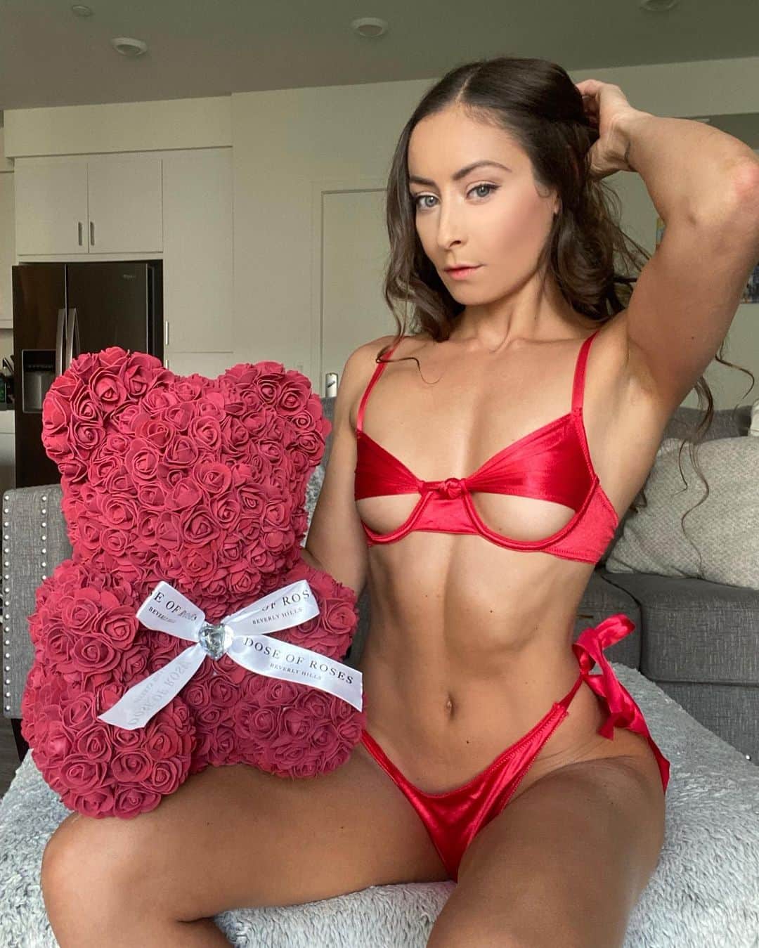 ステファニー・マリーのインスタグラム：「Would you be my #valentine ?🌹 You got 14 days to decide😜 ❤️ @doseofroses use my discount code:STEPHANIEFIT」