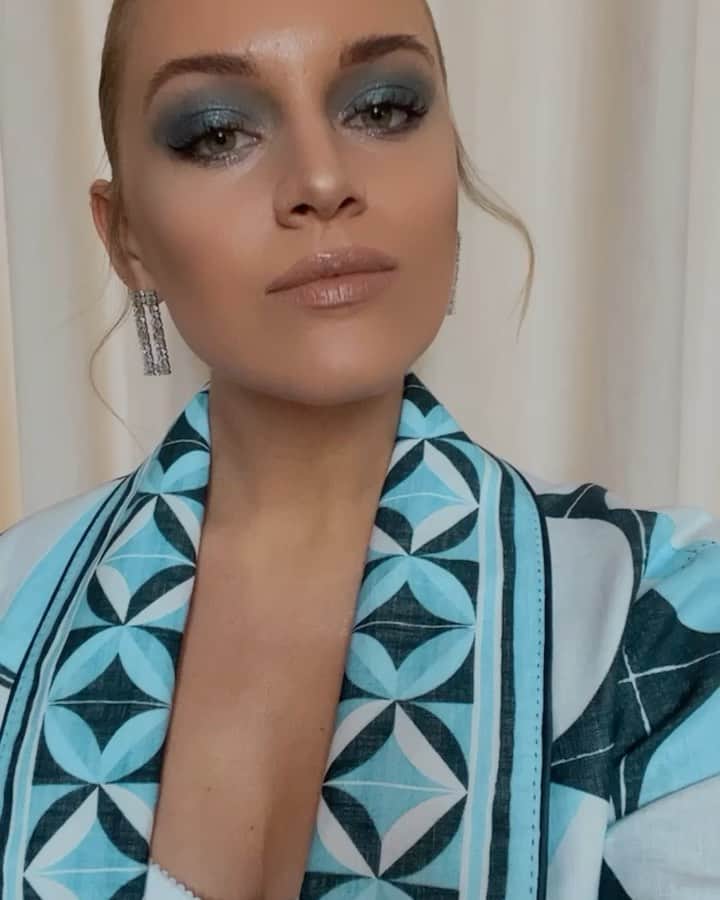 Kelsea Balleriniのインスタグラム：「a Monday where @dolcegabbana sends the most fashionable robe of all time to virtually watch their FW21 runway show from home is a good Monday indeed. The new line is stunning, as always. 💙」