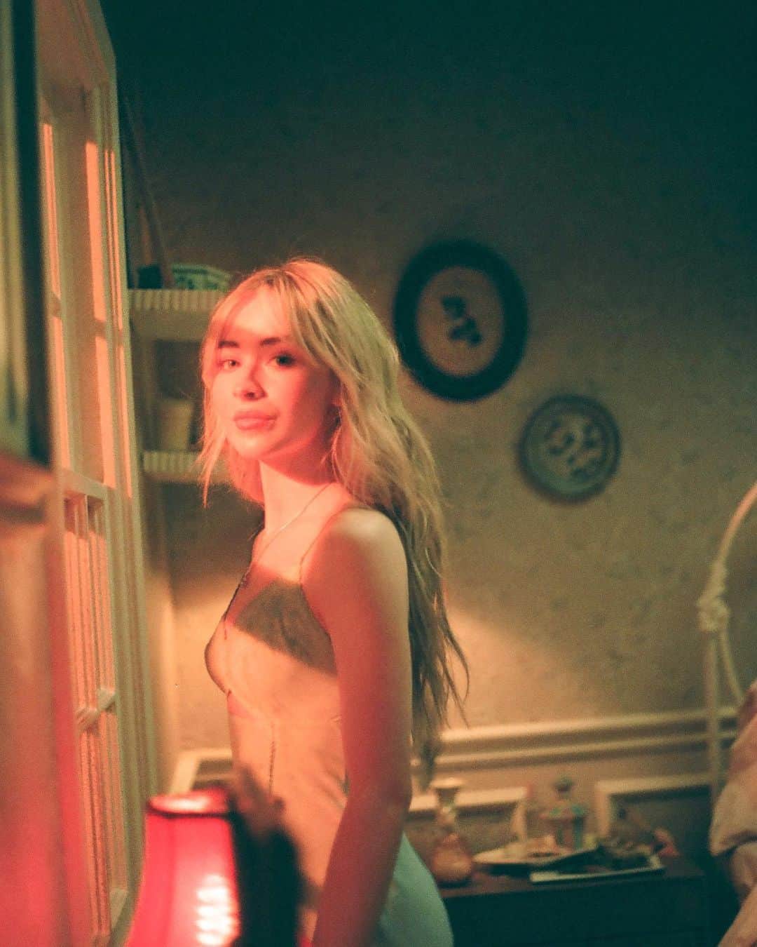 サブリナ・カーペンターのインスタグラム：「1 hr until the skin video 🥲  link in bio to join the live premiere !!!」