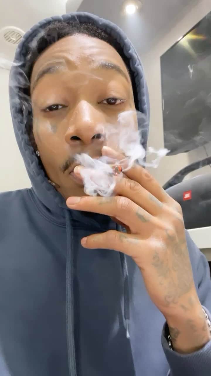 ウィズ・カリファのインスタグラム：「Smoke break @thekhalifakush」
