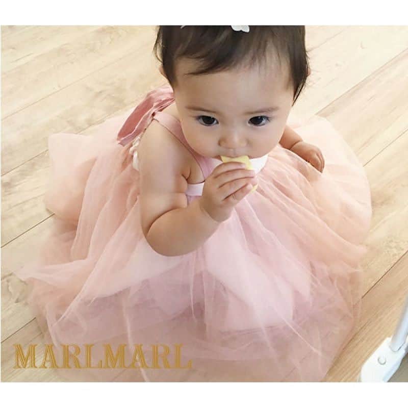 かわいいベビー服・子供服Babychuさんのインスタグラム写真 - (かわいいベビー服・子供服BabychuInstagram)「【入荷待ち多数❣️MARLMARL🎀チュチュ再入荷🧚‍♀️】 . お待たせしました～😻💕 . 洗練されたオシャレなデザインで大人気のブランド✨『MARLMARL』の2WAYチュチュが待望の再入荷🎉😉 . バレンタインデー、ひな祭りに着せたい！と入荷をお待ちいただいているママさんいっぱい❤️ 再入荷したばかりの今がチャンスです😉💕 . . 🥳2WAYチュチュ カラー：peonyピンクベージュ/ peachpuffピーチホワイト/sageミントブルー プライス：7,800円＋tax . カラー：sakuraピンク/suzuグレー/ruriチャコール プライス：6,800円＋tax . . ベビーの時期はベアトップワンピとして👶 3歳前後になったらふんわりチュールスカートに👧 . 成長に合わせてなが～く使えるのもうれしいポイント✌️✨ ギフトにも大人気の殿堂入りアイテムなんです👑 . なんと大人気アイテムにつき次回入荷未定😭💦 . プロフィール欄のURLから、べびちゅHPをチェック✔ . . 🌟さらにおトク情報🎉 会員さま、新作アイテムGETにはクーポン使ってね😚 . 👛５％OFFクーポン 「春の新作キャンペーン」のアイコンがついたアイテムを含む、3,000円（税抜）以上のお買い物で利用可★ . コードの入力は不要🙋‍♀️ 購入時、クーポン選択欄で「会員様限定☆春の新作キャンペーン」のクーポンを選択してね💕 . クーポン期限延長決定‼️ 2月6日（土）23:29まで‼️ . 期間中、何度でも利用OK👍 . 春の新作アイテムを💖おトクにGETできるチャンスはコレしかない🙋‍♀️ . 今から会員になってくれる方も大歓迎👏 . ぜひぜひ、キャンペーン中に😚 お買い物を楽しんでね❤️ . . 🌟さらにおトク情報🎉 コレ買ったら送料無料📦🆓 「送料無料キャンペーン」のアイコンがついたアイテムなら、送料無料❣️ . クーポンの選択不要👍8,000円（税抜）以上のご購入でなくても送料無料になっちゃいます😘 合わせてGETすれば、おトクだよ✌️ . . #チュールスカート #MARLMARL #マールマール #べびちゅ #babychu #ig_kidsphoto #ig_babyphoto #かわいい #子供服 #ベビー服 #親バカ部 #女の子 #娘 #赤ちゃん #ベビーコーデ #キッズコーデ #ベビーファッション #キッズファッション #出産祝い #baby #babychujp #stayhome #おうち時間」2月2日 5時46分 - babychu2014
