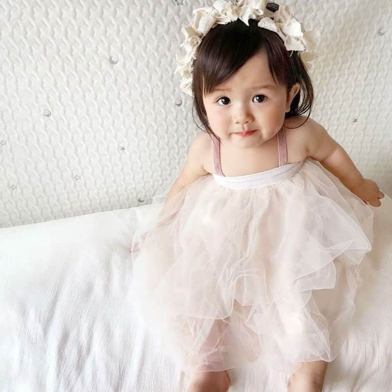 かわいいベビー服・子供服Babychuさんのインスタグラム写真 - (かわいいベビー服・子供服BabychuInstagram)「【入荷待ち多数❣️MARLMARL🎀チュチュ再入荷🧚‍♀️】 . お待たせしました～😻💕 . 洗練されたオシャレなデザインで大人気のブランド✨『MARLMARL』の2WAYチュチュが待望の再入荷🎉😉 . バレンタインデー、ひな祭りに着せたい！と入荷をお待ちいただいているママさんいっぱい❤️ 再入荷したばかりの今がチャンスです😉💕 . . 🥳2WAYチュチュ カラー：peonyピンクベージュ/ peachpuffピーチホワイト/sageミントブルー プライス：7,800円＋tax . カラー：sakuraピンク/suzuグレー/ruriチャコール プライス：6,800円＋tax . . ベビーの時期はベアトップワンピとして👶 3歳前後になったらふんわりチュールスカートに👧 . 成長に合わせてなが～く使えるのもうれしいポイント✌️✨ ギフトにも大人気の殿堂入りアイテムなんです👑 . なんと大人気アイテムにつき次回入荷未定😭💦 . プロフィール欄のURLから、べびちゅHPをチェック✔ . . 🌟さらにおトク情報🎉 会員さま、新作アイテムGETにはクーポン使ってね😚 . 👛５％OFFクーポン 「春の新作キャンペーン」のアイコンがついたアイテムを含む、3,000円（税抜）以上のお買い物で利用可★ . コードの入力は不要🙋‍♀️ 購入時、クーポン選択欄で「会員様限定☆春の新作キャンペーン」のクーポンを選択してね💕 . クーポン期限延長決定‼️ 2月6日（土）23:29まで‼️ . 期間中、何度でも利用OK👍 . 春の新作アイテムを💖おトクにGETできるチャンスはコレしかない🙋‍♀️ . 今から会員になってくれる方も大歓迎👏 . ぜひぜひ、キャンペーン中に😚 お買い物を楽しんでね❤️ . . 🌟さらにおトク情報🎉 コレ買ったら送料無料📦🆓 「送料無料キャンペーン」のアイコンがついたアイテムなら、送料無料❣️ . クーポンの選択不要👍8,000円（税抜）以上のご購入でなくても送料無料になっちゃいます😘 合わせてGETすれば、おトクだよ✌️ . . #チュールスカート #MARLMARL #マールマール #べびちゅ #babychu #ig_kidsphoto #ig_babyphoto #かわいい #子供服 #ベビー服 #親バカ部 #女の子 #娘 #赤ちゃん #ベビーコーデ #キッズコーデ #ベビーファッション #キッズファッション #出産祝い #baby #babychujp #stayhome #おうち時間」2月2日 5時46分 - babychu2014