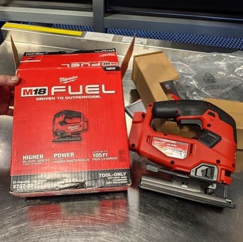 のインスタグラム：「Are you ready to get jiggy with this crazy find?   After telling the TSA Officer at Burlington International Airport that the box contained a wireless router, our officers were not Smithin when the passenger just left this package on the ground outside security! Maybe they were missing a piece of information, but you can’t just leave items in the security lane. Especially, once our officers learned that the box contained a jigsaw, which just does not fit on our list of permitted carry-on items!   Now we take a moment for a friendly PSA: if you see something, say something! Abandoned property can lead to serious delays, and even cause airport evacuations. No one wants a piece of that mess!   If you’re ready to fit in perfectly with experienced travelers, download the MyTSA App! On the app you can search our database of prohibited and permitted items. You can also check wait times and see if there are any delays at your airport!   #FlyBVT #punsofinstagram #bagcheck #Airportdiaries #travelpro #banned #aviationworld #travelusa #nogo」