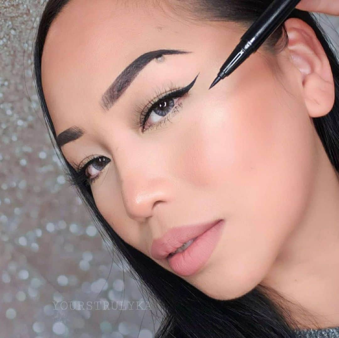 Motives Cosmeticsさんのインスタグラム写真 - (Motives CosmeticsInstagram)「A winged liner queen 🖤 Swipe to see more fierce winged looks brought to you by the Motives Precisely The Point Eye Line ✨Tap the image to shop our newest liquid liner!」2月2日 5時49分 - motivescosmetics