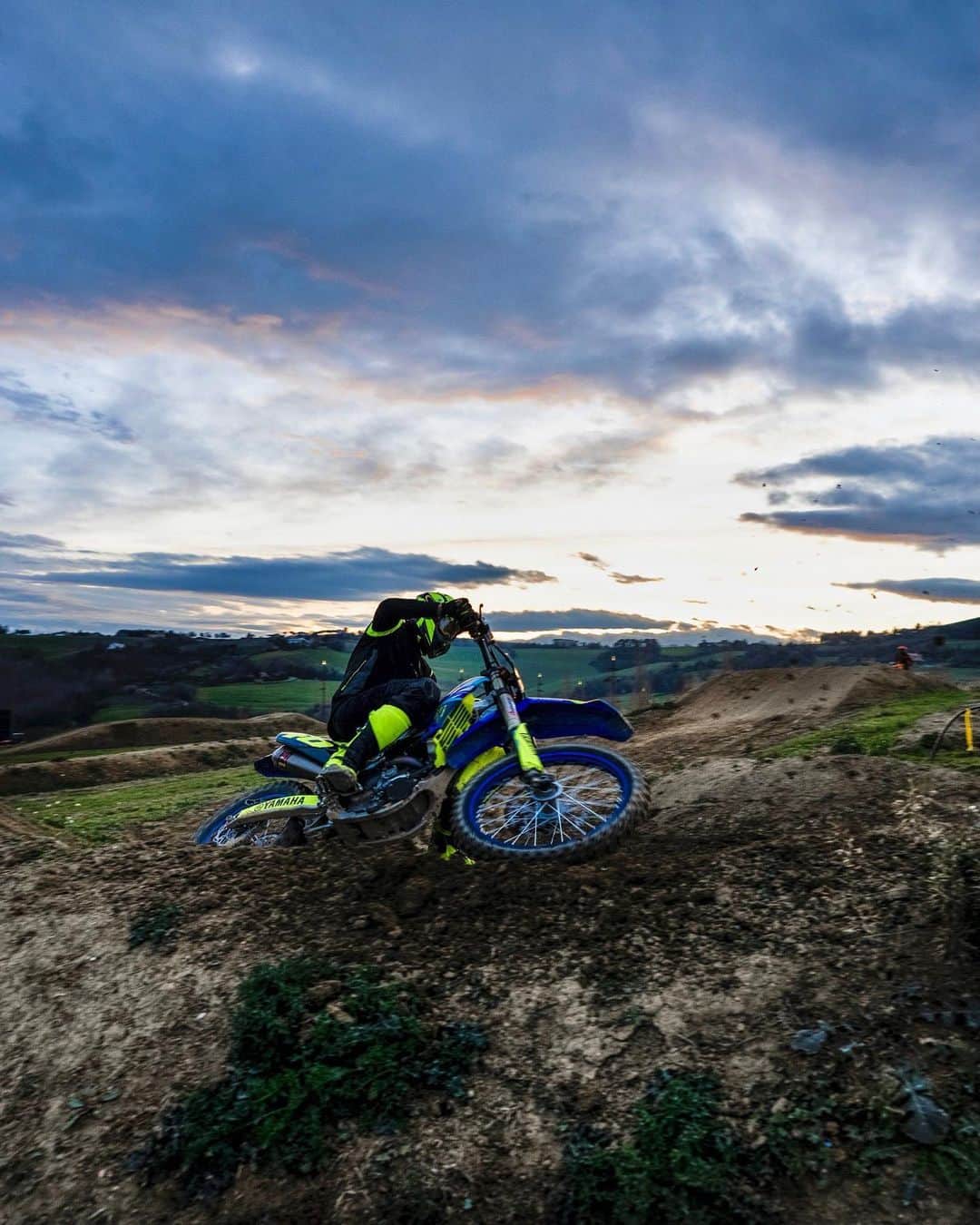 バレンティーノ・ロッシのインスタグラム：「Winter training at the MotoRanch  📸 @camilss 💣💣」