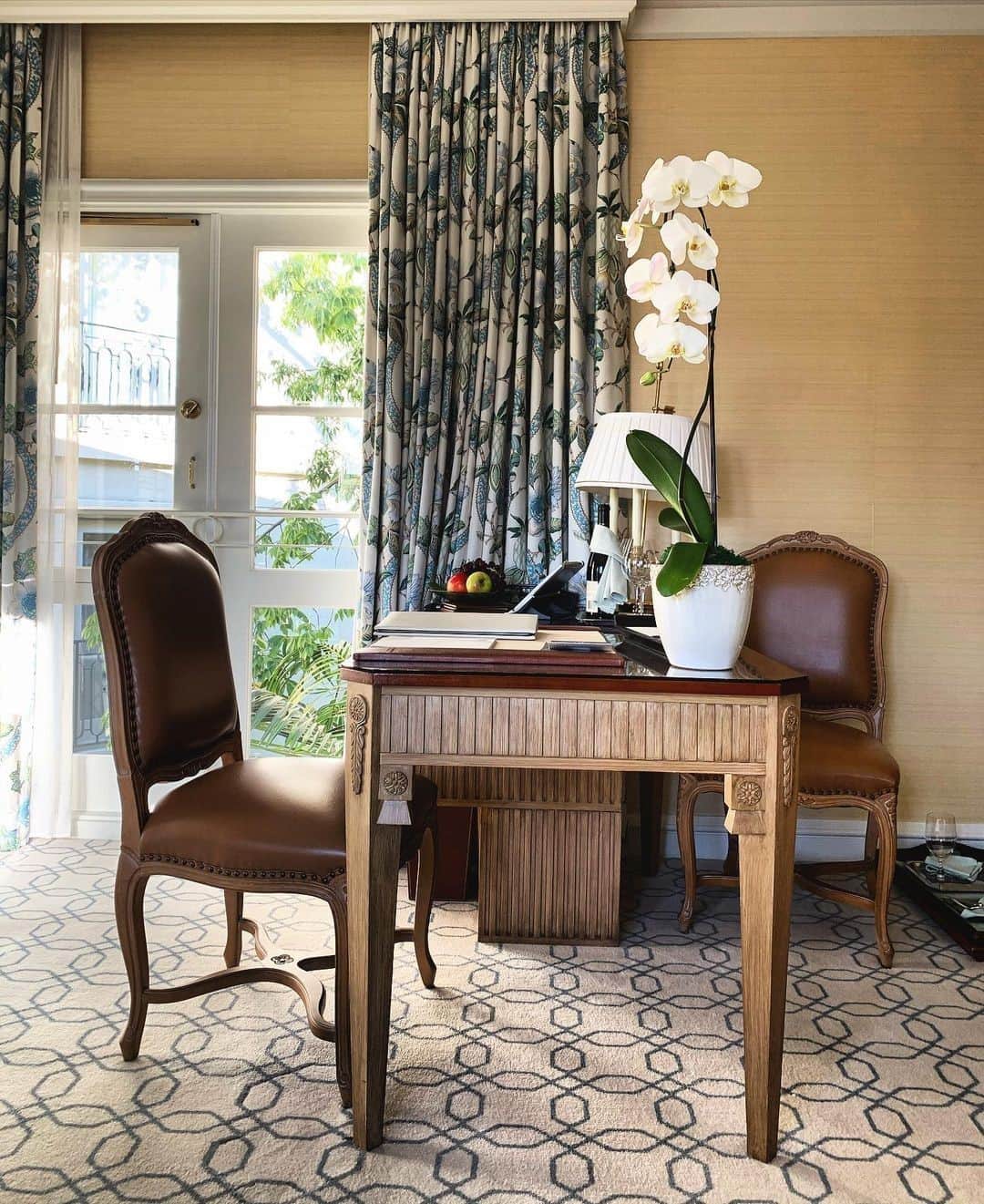 のインスタグラム：「You never know when inspiration (or a last-minute deadline!) may strike — at @thepeninsulabh, your in-room desk is ready and waiting. 📷 @snapmyphoto.⁣ ⁣ ⁣ ⁣ ⁣ #peninsulahotels #luxuryhotelexperience #luxuryexperience #fivestarservice #fivestarhotel #beverlyhills #staycation #peninsulabeverlyhills #thepeninsulabeverlyhills」