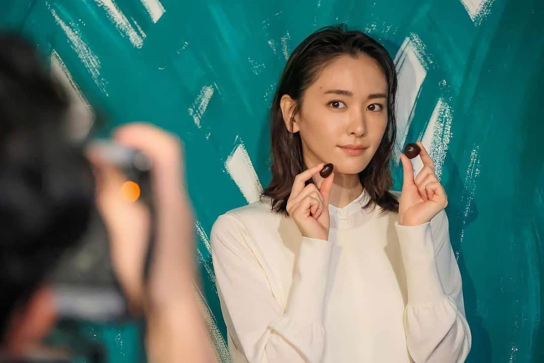 新垣結衣（ファンアカウント）さんのインスタグラム写真 - (新垣結衣（ファンアカウント）Instagram)「- 新垣結衣 明治「チョコレート効果」メイキング   「素焼きアーモンド」&「コク深マカダミア」 2021年2月2日発売  #新垣結衣 #ガッキー #aragakiyui」2月2日 6時07分 - aragakiyui_fanspage