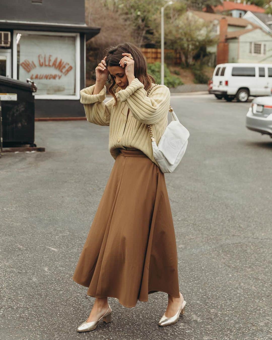 Collage Vintageのインスタグラム：「Cozy cardigan, midi skirt, gold shoes and my new Chanel Vintage bag, do you like it? @moonstonevintagela」