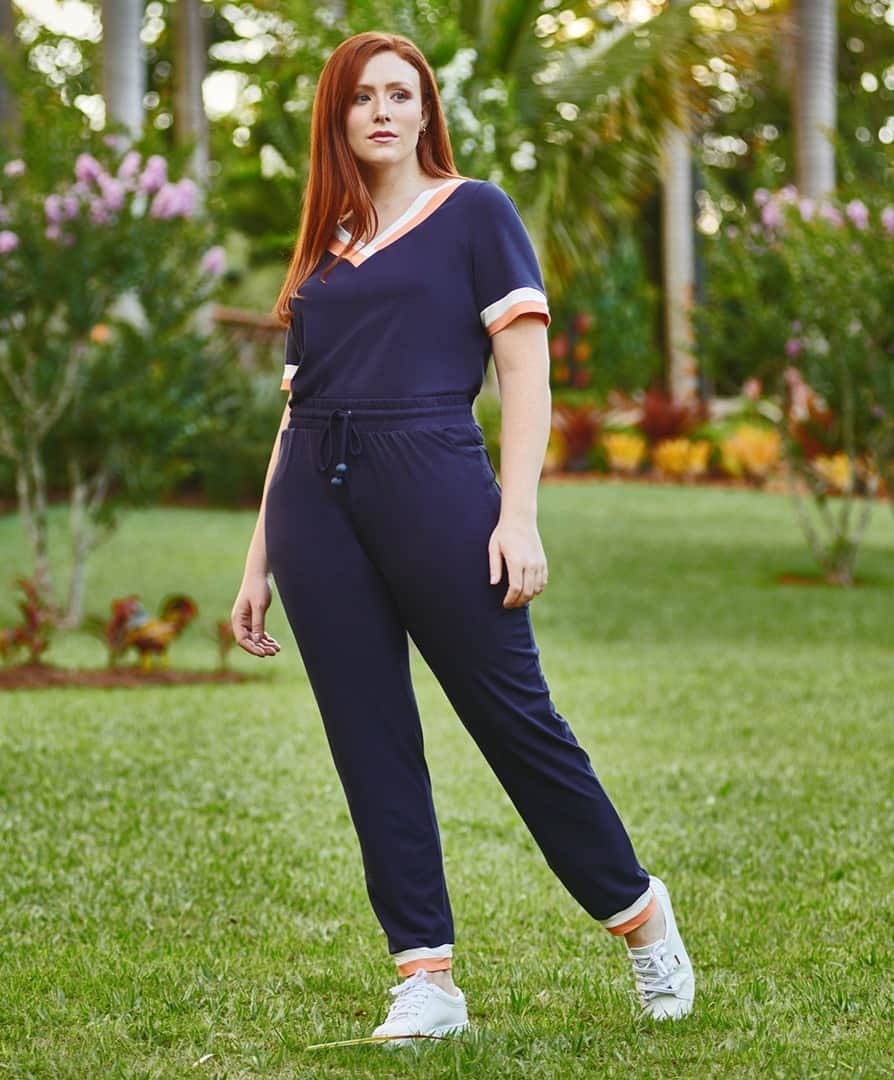 DECÊNCIAのインスタグラム：「O conjunto marinho ganha um toque cool e despojado com os acabamentos em punho coral & off white. Nós amamos, e você? #decencia #modaplussize #plussizeatacado」