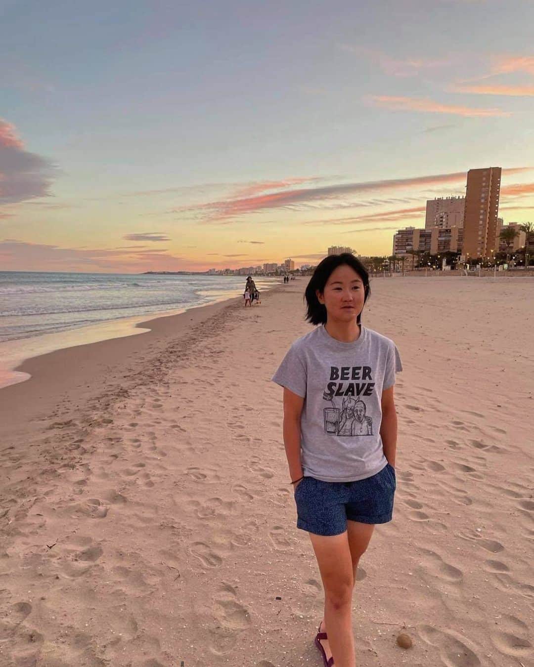 與那嶺恵理のインスタグラム：「Staying close to the sea 🌊 but never swim 🏊🏻‍♀️ because it’s February (can’t believe already February 😳)  . . Chilling, Waking, Feeling sound of waves and breeeeeeath 😌 One day, might jump in 🐸  . . #今日のエリさん」