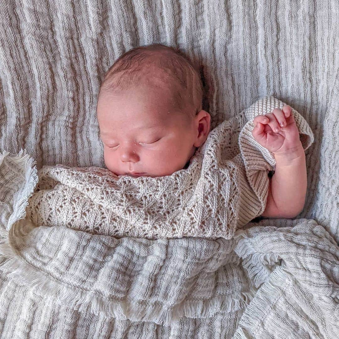 Ashley Jamesさんのインスタグラム写真 - (Ashley JamesInstagram)「Hey everyone, I'm Alfie. Or Alf, as mum calls me. 👋  I wanted to introduce you guys to my baby boy. He's now 3 weeks and 3 days old - time has gone so quickly since he came into the world. I'm probably the only person who felt like January went quickly. 😂   It felt good to take some time offline over the past month! But there's so much I want to share with you guys: from the last few weeks of pregnancy, to childbirth, to breastfeeding. I don't even know where to start!  So I thought I'd just say this: so far the whole process has been a total joy. Better than I expected actually. I made no secret of the fact I wasn't maternal, so I kind of worried a bit that I wouldn't have a connection or something. Anyway, I needn't have worried at all. He's just amazing. 🤱🏼💗  Also, you hear so many negative stories, we really didn't know how much life was going to change when we brought him home. I mean, obviously life has already changed so much with lockdown, so it's not like we're living normal life anyway, so maybe the transition doesn't feel so vast?  But here's some things I still do that I was told wouldn't happen:  ✨I sleep better now than when I was pregnant. He sleeps so well, even though I'm sure there'll be bad night's ahead. Plus, waking up in the night is a total joy! It's so much nicer to be awake for a tiny human, than to be awake with anxiety stuck in an internet hole.  ✨I still drink hot cups of tea and coffee. ✨I have a bath everyday.  ✨I still love Snoop just as much - more if anything seeing how good he is with Alf. (I genuinely feared not loving him as much)  I mean, every baby is different (and will change). But I hope my experience reassure any scared mums to be out there.   Here's some things about Alf: ✨He loves BOOBY.  ✨He loves to cuddle one of us while he sleeps. ✨He really loves looking at art, especially my @laurenbakerart. ✨He loves splish splashing in the bath - I knew he'd be a water baby. Living up to his middle name! 💙 ✨He's not the biggest fan of nappy changes.   So! Who do you think he looks like? Although you can't see his baby blues here...」2月2日 6時26分 - ashleylouisejames