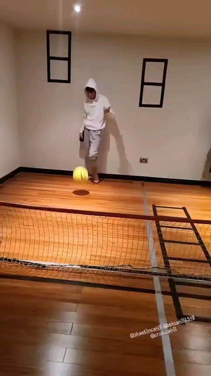 ティム・ケーヒルのインスタグラム：「LOCKDOWN FAMILY FOOTBALL ⚽💙💯」