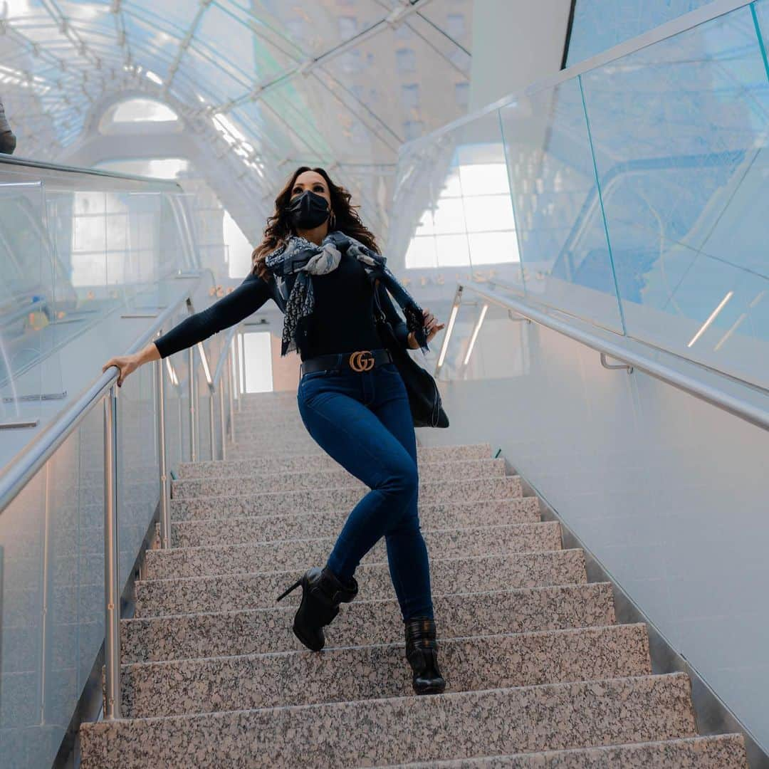 リサ・アンさんのインスタグラム写真 - (リサ・アンInstagram)「I went to scope out The Moynihan Train Hall at Penn Station. So beautiful! #NYC #moynihantrainhall  📸 @alfitzpics」2月2日 6時23分 - thereallisaann