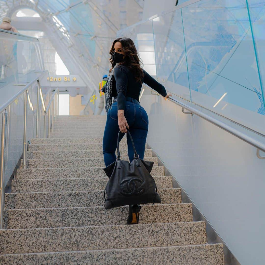 リサ・アンさんのインスタグラム写真 - (リサ・アンInstagram)「I went to scope out The Moynihan Train Hall at Penn Station. So beautiful! #NYC #moynihantrainhall  📸 @alfitzpics」2月2日 6時23分 - thereallisaann