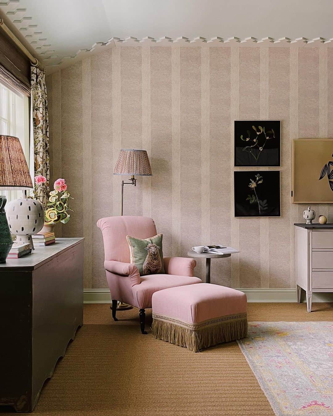 アリス・ガオのインスタグラム：「not your grandmother’s attic. calming muted pastels and textures at the @mayflowerinnandspa by @kemble_interiors  #alwaysauberge @aubergeresorts」