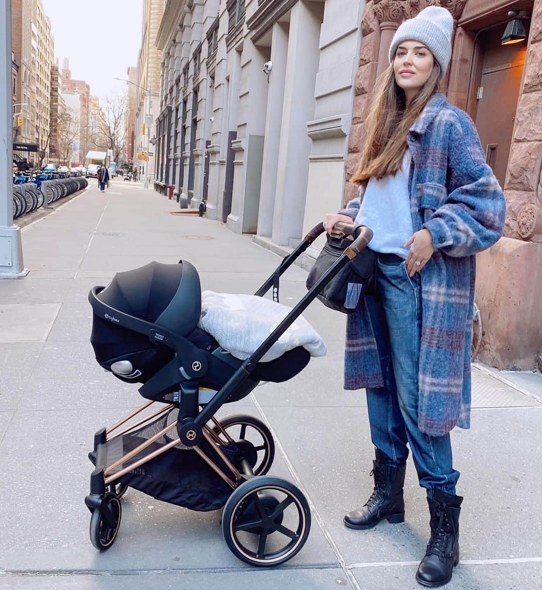 クララ・アロンソのインスタグラム：「Really loving my new normal and my @cybex_usa」