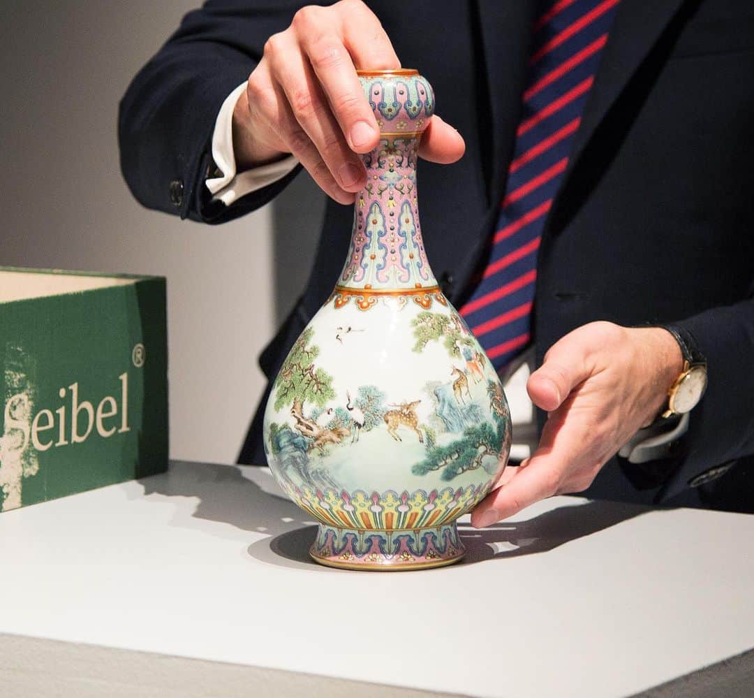サザビーズさんのインスタグラム写真 - (サザビーズInstagram)「Wrapped in crumpled newspaper and nestled in an old shoebox, this Chinese vase sold for €16 million at auction in 2018, after it was discovered in an attic in Paris!  When the unsuspecting owner of the vase initially phoned our @SothebysFR office, she had no idea that she was in possession of an incredibly rare 18th-century vase, produced by the famed Jingdezhen workshops for the court of the Qianlong Emperor.   Astonishingly, the vase had been preserved in perfect condition in the attic, having been deemed 'too pink' for display. In specialist Olivier Valmier’s words: “It was as if we had just discovered a Caravaggio.”  Sometimes, treasures are not lost but simply hidden out of sight. To read the full story, or to find out how you can request a free estimate, click the link in bio.  *Please note, our specialist is not wearing gloves; when handling delicate objects, gloves can mask the sensitivity of the fingertips.  #SothebysDiscoveries #SellwithSothebys #OnlineAppraisals #AuctionEstimates」2月1日 21時51分 - sothebys