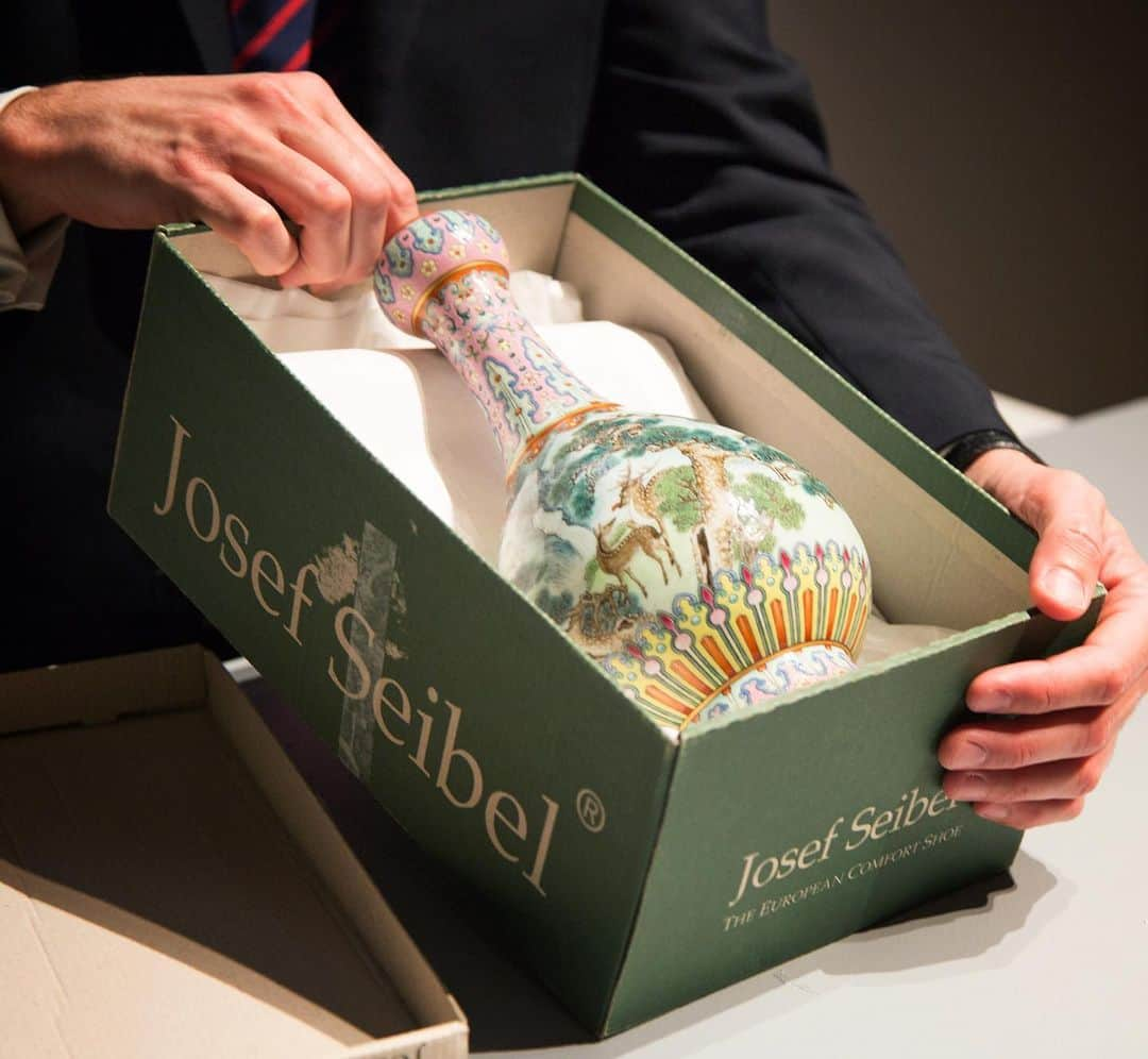 サザビーズさんのインスタグラム写真 - (サザビーズInstagram)「Wrapped in crumpled newspaper and nestled in an old shoebox, this Chinese vase sold for €16 million at auction in 2018, after it was discovered in an attic in Paris!  When the unsuspecting owner of the vase initially phoned our @SothebysFR office, she had no idea that she was in possession of an incredibly rare 18th-century vase, produced by the famed Jingdezhen workshops for the court of the Qianlong Emperor.   Astonishingly, the vase had been preserved in perfect condition in the attic, having been deemed 'too pink' for display. In specialist Olivier Valmier’s words: “It was as if we had just discovered a Caravaggio.”  Sometimes, treasures are not lost but simply hidden out of sight. To read the full story, or to find out how you can request a free estimate, click the link in bio.  *Please note, our specialist is not wearing gloves; when handling delicate objects, gloves can mask the sensitivity of the fingertips.  #SothebysDiscoveries #SellwithSothebys #OnlineAppraisals #AuctionEstimates」2月1日 21時51分 - sothebys