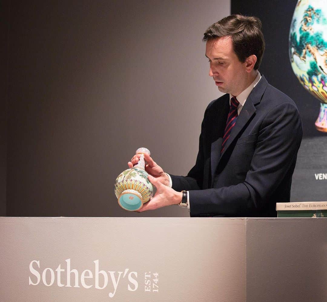 サザビーズさんのインスタグラム写真 - (サザビーズInstagram)「Wrapped in crumpled newspaper and nestled in an old shoebox, this Chinese vase sold for €16 million at auction in 2018, after it was discovered in an attic in Paris!  When the unsuspecting owner of the vase initially phoned our @SothebysFR office, she had no idea that she was in possession of an incredibly rare 18th-century vase, produced by the famed Jingdezhen workshops for the court of the Qianlong Emperor.   Astonishingly, the vase had been preserved in perfect condition in the attic, having been deemed 'too pink' for display. In specialist Olivier Valmier’s words: “It was as if we had just discovered a Caravaggio.”  Sometimes, treasures are not lost but simply hidden out of sight. To read the full story, or to find out how you can request a free estimate, click the link in bio.  *Please note, our specialist is not wearing gloves; when handling delicate objects, gloves can mask the sensitivity of the fingertips.  #SothebysDiscoveries #SellwithSothebys #OnlineAppraisals #AuctionEstimates」2月1日 21時51分 - sothebys