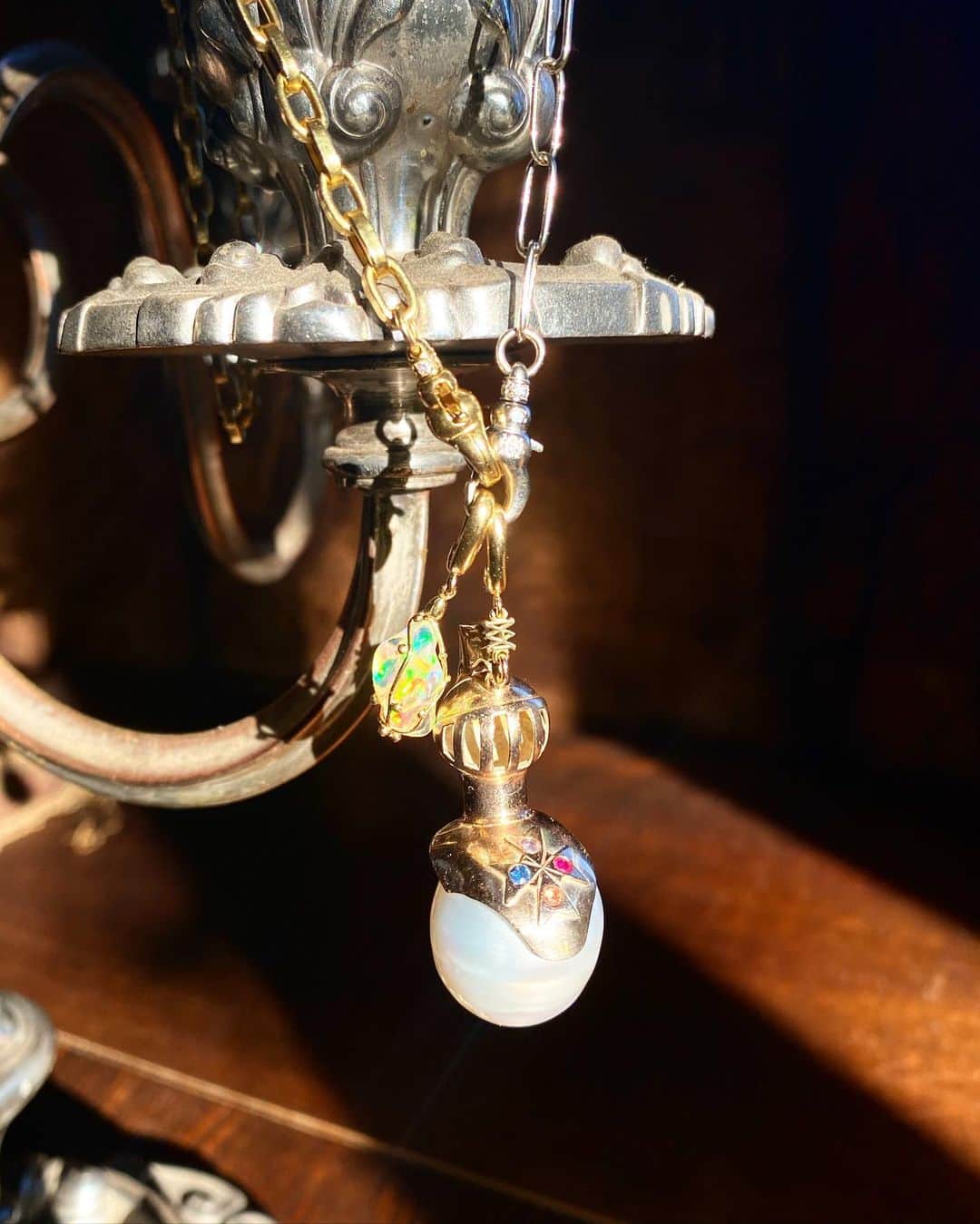稲木ジョージのインスタグラム：「I fell in love with this antique armor  soldier charm in London when I saw it in September. I wanted to recreate it in my own way. I was inspired by this king wearing Pearl as an earring (3rd photo). I thought it was so beautiful. The stones on my creation are sapphire representing 4 elements:  Earth, water, fire and air ⛰💧🔥🌬It also has the special Milamore logo on the clasp! I love mixing antique jewelry with my own designs! 😍  アンティーク騎兵チャームをロンドンで見つけて一目惚れ ⚔️ ジュエリーの歴史本によると、大昔は貴族やお偉いさんがパールをつけるのは一般的だったみたい！最近は、男性がパールをつけ始めてるのは、歴史上、違和感はないんだよ！3枚目の王様のスタイリングがすごいかっこよくて、騎兵チャームを自分流にリデザイン✨ミラモアのデザインはユニセックスだから、男性にもぜひパールを^_^胸のサファイアは、地水火風の4つ要素をイメージしてるの実は、アンティークジュエリーも似合うように、ミラモアをデザインしてるんだ👑⚜️」