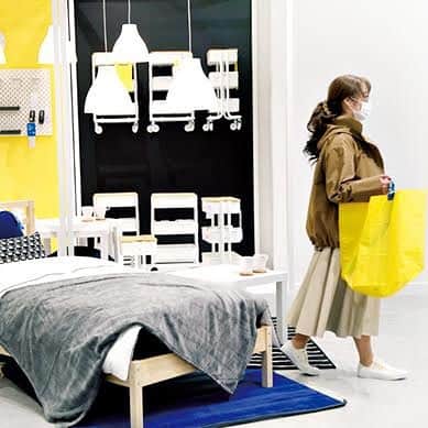 Mart（マート）編集部さんのインスタグラム写真 - (Mart（マート）編集部Instagram)「【Mart3月号　「IKEA渋谷」雑貨屋さんとしての実力は？】 昨年11月末にオープンしたIKEA渋谷は、原宿に続く都心型店舗の2号店。しかも、初の７階建て！ 郊外にある店舗とは異なり、電車で出かけるのが基本なので、より気軽に商品を選べる雑貨店のような楽しみ方ができる注目のスポットです。イケア好きMartist3人が徹底的に店内を巡って、それぞれの好みに応じた使えるアイテムを選んでくれました! リアルな実践編も要チェックです。  [詳細はプロフィール欄（@mart.magazine）のURLをチェック！] #雑誌mart#雑誌マート#Mart3月号#IKEA #イケア #IKEA渋谷 #雑貨 #Martist #滝野香織 #小垰千尋 #西尾佳奈美 #インテリア #調理道具 #収納 #子ども用品」2月1日 21時44分 - mart.magazine