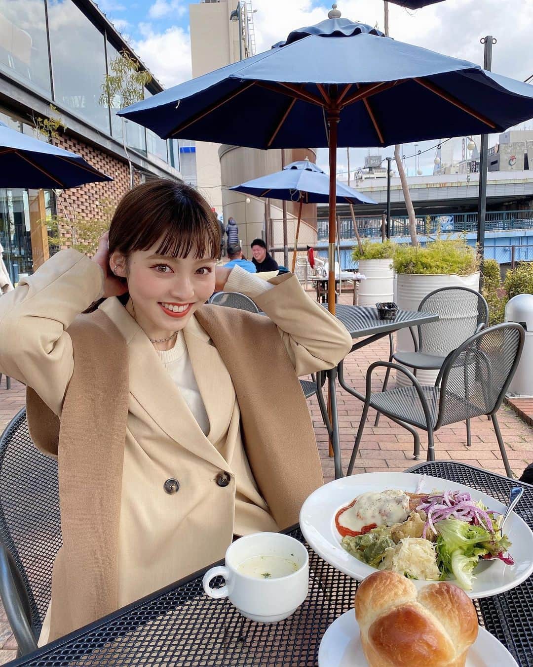 のインスタグラム：「． パンをおかわりしたのだけど… こなかった…🍞😮笑  けどしっかり満腹になったから むしろよかったってなった日。笑  いろんなところでミーティングしたり おしゃべりしたり 楽しい。♡ 大阪はおしゃれなカフェばっかりだな#初心者か  ． #amerivintage  #全身コーデ  #ジャケットコーデ  #セットアップ  #ootd」