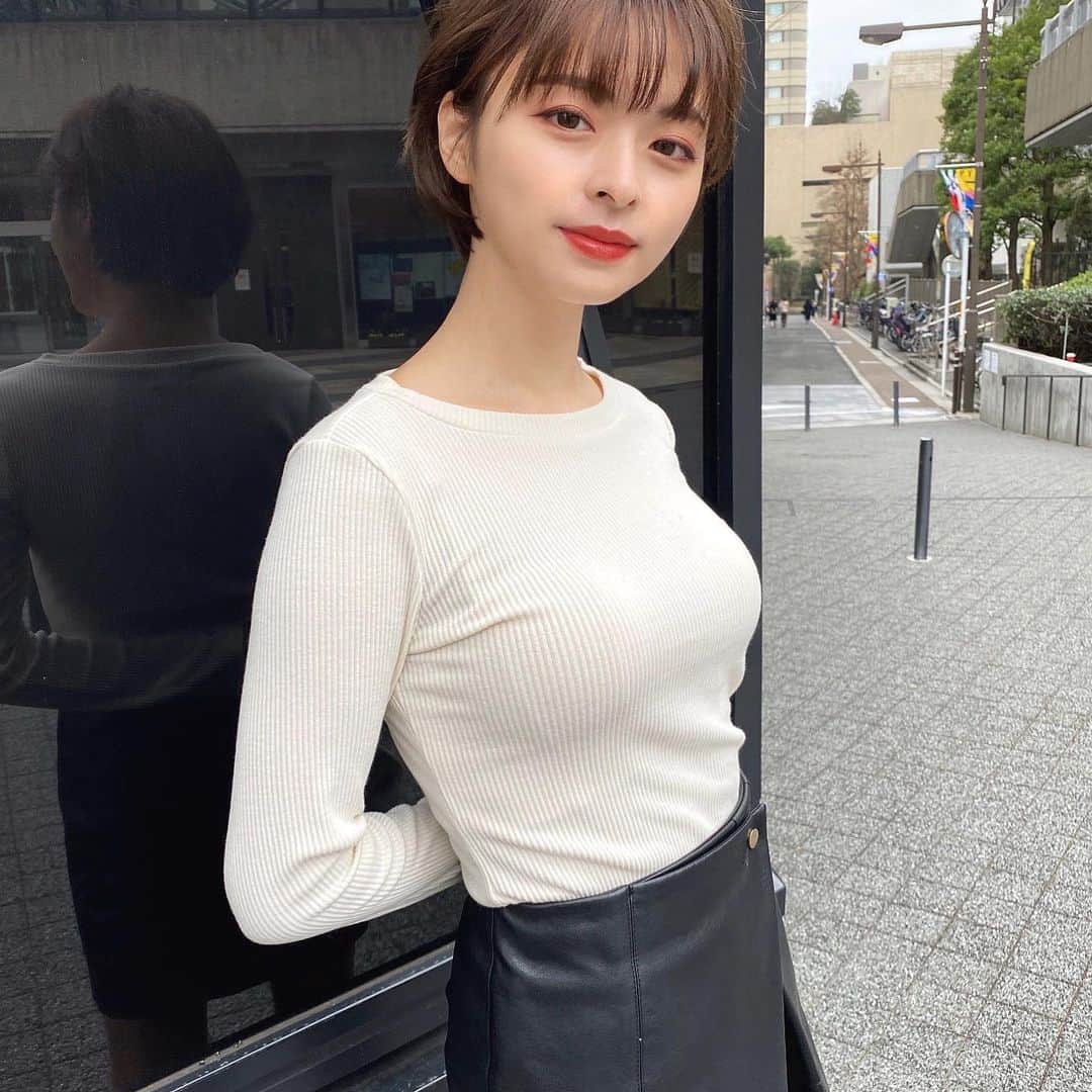 かおりのインスタグラム：「・ ・  シンプルな服装が1番好き🥰 トップスはお借りしたもの〜  今日から2月ですね〜  #シンプル　#ナチュラル」