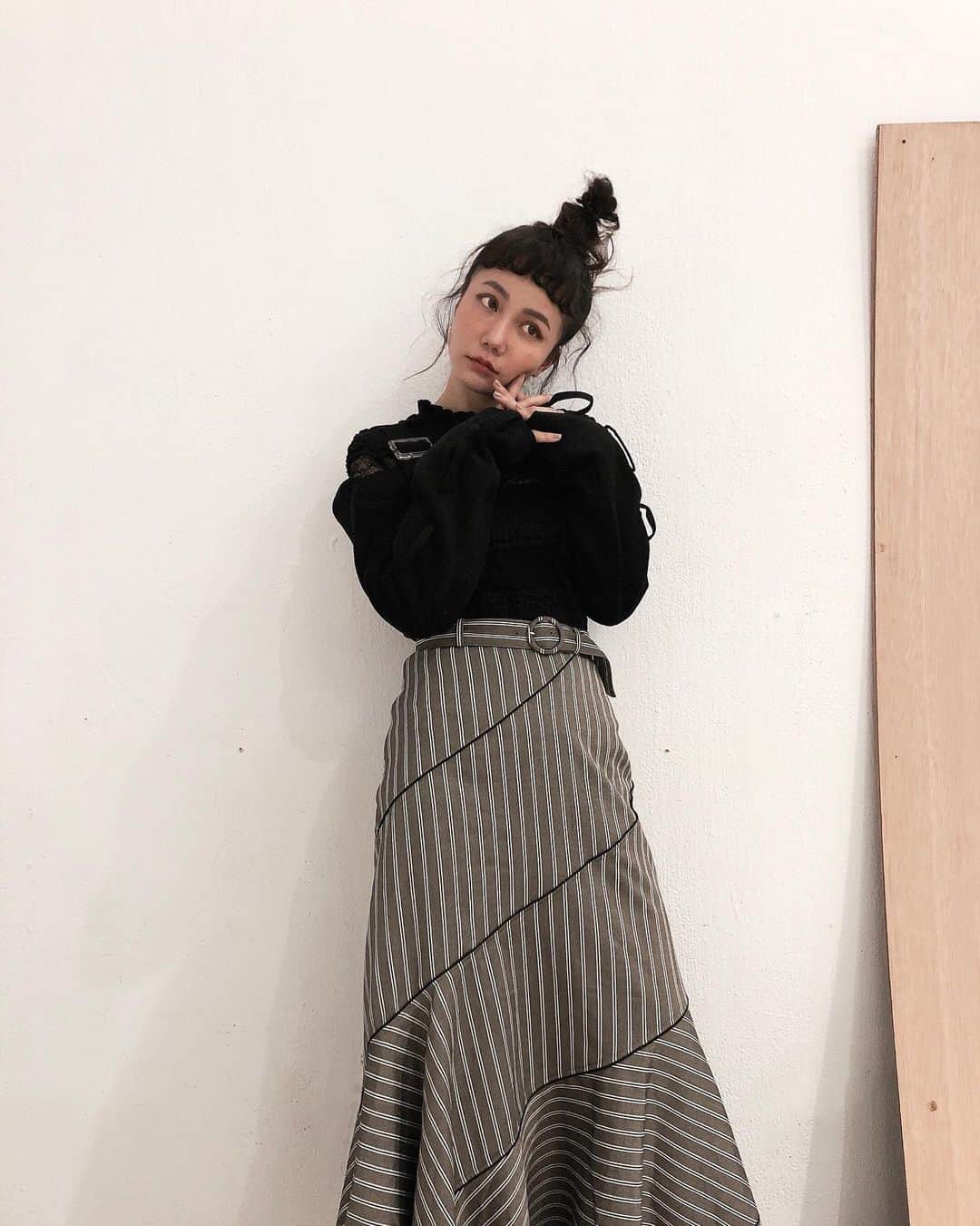 謝琦琦（Kiki）のインスタグラム：「只有阿紫能把如此稀疏的髮量 綁一個這樣蓬鬆高挺的雙層包頭 這麼多年幫我營造一個頭髮很多的假象😆  裙子/ @marjorie_official  內搭蕾絲/ @no.11official  外罩/ 淘寶」