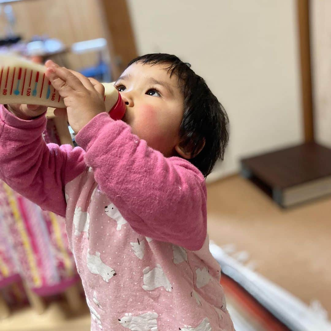 川畑雅秀さんのインスタグラム写真 - (川畑雅秀Instagram)「風呂上がりのいっぱい🤣立ち飲み😅 #一歳 #ミルク #立ち飲み #娘 #風呂上がり #風呂上がりの一杯 #月ちゃん #かわばたくん #吉本芸人」2月1日 21時48分 - kawabata.kun