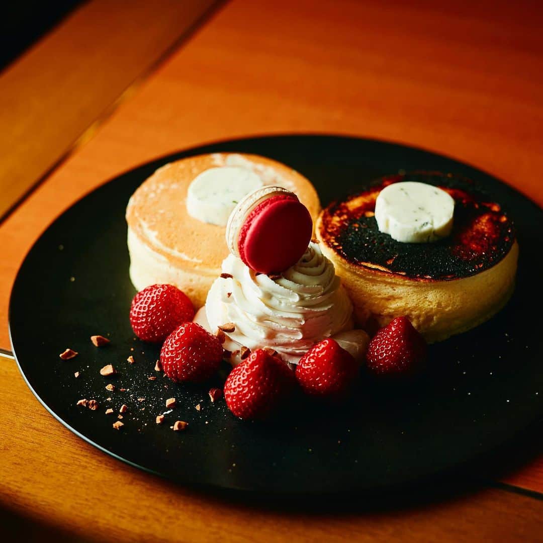 Hanako公式さんのインスタグラム写真 - (Hanako公式Instagram)「ふわふわしっとりの独特の食感が美味🥞  📍〈 ホテルニューオータニ 〉 「あまおうパンケーキ」3,200円🍓  ニューオータニの代名詞ともいえる、ホテルの総力を詰め込んだパンケーキは、イタリア産リコッタに、クリームチーズとマスカルポーネが新たに加わり、ふわふわ食感がさらにアップ。「春ならいちご、秋なら栗と、シーズンごとにトッピングが変わるので、新作をめがけて再訪しています」  Contributor：小野寺悦子／ライター  〈SATSUKI〉 ■東京都千代田区紀尾井町4-1ロビィ階 ■11：00～17：00（提供時間） ■無休 ■190席 ■禁煙  【Hanak1193_ときめく！スイーツ大賞2021】﻿ #Hanako #Hanako_magazine #バレンタイン #カフェ巡り #スイーツ部 #喫茶店 #プリン好き #チーズケーキ #パフェ #アイス部 #チョコ好き #パン好き #バターサンド #コンビニスイーツ #クッキー缶 #パフェ好き #パンケーキ #ホテルニューオータニ #SATSUKI #photoby_KiichiFukuda」2月1日 22時00分 - hanako_magazine