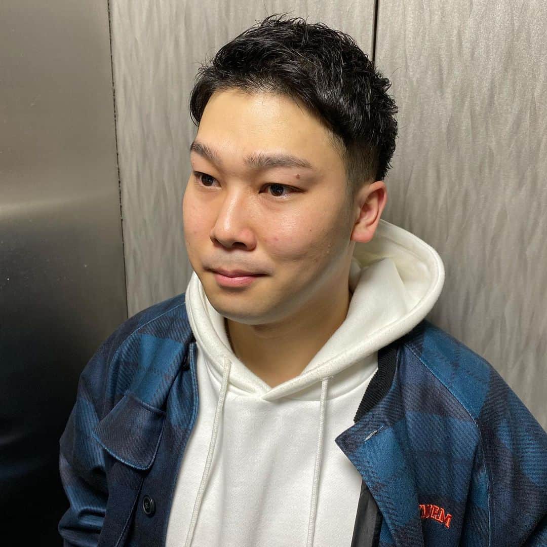 のインスタグラム：「ヒロ銀座の稲垣さんにカットして頂きました！ありがとうございます。 どシンプルのベリーショート目指しました！ いつもよりさわやか〜  最後の写真はぼくの高2のサッカー部時代の頃の部室で着替えてる狩野です。 腹筋が割れてる…！」
