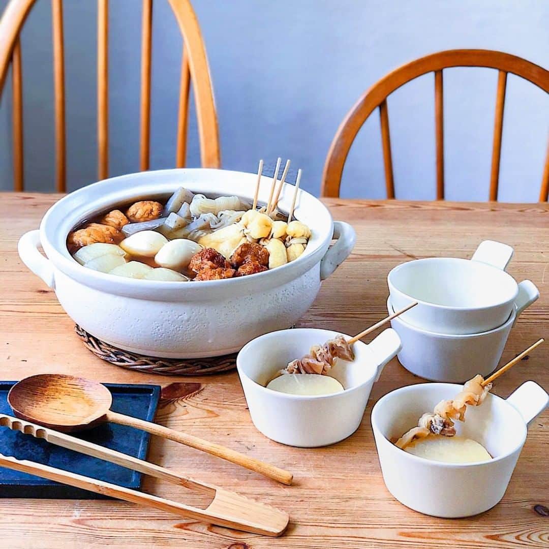 sarasa design storeのインスタグラム：「｜土鍋で作る美味して楽しいおでん。おでんって色んな具材があってご家族での食事が楽しくなる料理だなぁと、そんな風に思います。⁣ ・⠀⠀ ⁣────────────────────⠀⠀ ⁣・⠀⠀⠀⁣ ⁣⁣⁣●〈イブキクラフト〉囲 かこみ土鍋⁣ ⁣⁣⁣⁣⁣定価：8,580円 (税込)⁣ https://item.rakuten.co.jp/sarasa-designstore/xib42402/ ⁣⁣⁣●sarasa design × イブキクラフト 〉とんすい⁣ ⁣⁣⁣⁣⁣定価：1,650円 (税込)⁣⁣ https://item.rakuten.co.jp/sarasa-designstore/tjc304/ ・⠀ ○⁣イブキさんの土鍋「囲」は直火専用の土鍋は、8号鍋と9号鍋の間くらいの容量で3～4人で囲むお鍋にぴったり。そんなイブキさんと弊社がコラボさせていただき作ったとんすいは深めのつくりでたっぷりスープが楽しめるデザインです。⁣ ・⠀⠀⠀⠀ ▶お買い物は @sarasa_design アカウントトップから。⠀ ・⠀⠀⠀ ────────────────────⠀⠀ ・⠀⠀ こちらの商品を @asamiiimasaさんに⠀⠀ 撮影協力いただきました。⠀⠀ ご協力ありがとうございました！！⠀⠀ ⁣・⠀⠀ ──⠀ ・⠀ こちらの商品の撮影協力を、アーコールチェアで揃えられたダイニングとモダンな収納などのコントラストが目からウロコな asamiiimasa さんにしていただきました。お店かいな！と見まごうほどの立派＆素敵なThe ODENをお作りいただきました。美味しそ。。。まだまだ寒い日が続くとは思いますので、みなさんもぜひ弊社の鍋＆とんすいを鍋物にお使いいただければと存じます！！ ・⠀ #sarasadesign #おでん #Oden⁣⁣⁣⁣ #暮らしを楽しむ #丁寧な暮らし #暮らしを整える #シンプルな暮らし #おうち時間⁣⁣⁣⁣⁣⠀#シンプルライフ #モノトーン #インテリア ・ ────────────────────⠀⠀⠀ #sarasadesign をつけて投稿いただいた中からお写真をご紹介する場合がございますので、ぜひ投稿してみてください！！　素敵なお写真お待ちしております！！⠀⠀ ────────────────────⠀⠀ ・⠀⠀ #sarasadesign⠀#sarasadesignlab #sarasadesignstore ・」