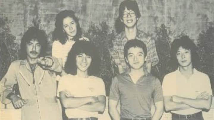 荒井 結生 Yuki Araiのインスタグラム：「「IT’S MAGIC」THE SQUARE feat. KATHLEEN (Live at PIT INN Roppongi 1981)  What's this crazy feeling That's come over me I keep falling deeper in his spell What can it be He's got my senses reeling Spinning dizzily In the magic that he weaves so well  And whenever he is near,it's magic Feel the room start swaying Gypsy violins are playing Melodies haunting me Endlessly taunting me  ※和訳(公式) 私におそいかかる この不思議な感じは何？ 彼の魔力に私はどんどん引きずり込まれている 一体どうなっているの？ 彼は私の感覚をふらふらにして とても上手な魔法を織り出し 私をめまいでくらくらにしてしまう  彼がそばにいるだけで もう魔法の世界 部屋がゆらゆら揺れだし ジプシーのバイオリンがきこえる そのメロディーは私にとりついて離れず いつまでも私をあざけり続けるわ  作詞:Linda Hennrick 作曲:安藤まさひろ  Kathleen(Vo.) 安藤まさひろ(Gt.) 伊東たけし(Sax.) 久米大作(Key.) 田中豊雪(Ba.) 清水永二(Dr.)」
