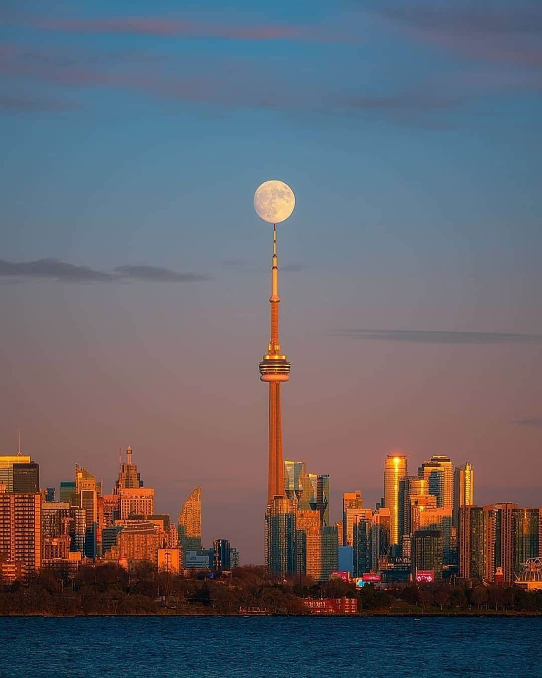 Canon Photographyさんのインスタグラム写真 - (Canon PhotographyInstagram)「Picture perfect scenes from Toronto 🌝 Photography // @kurt.wang Curated by @steffeneisenacher  #toronto #canada #ontario #moon #astrophotography #skyscraper」2月1日 21時55分 - cpcollectives