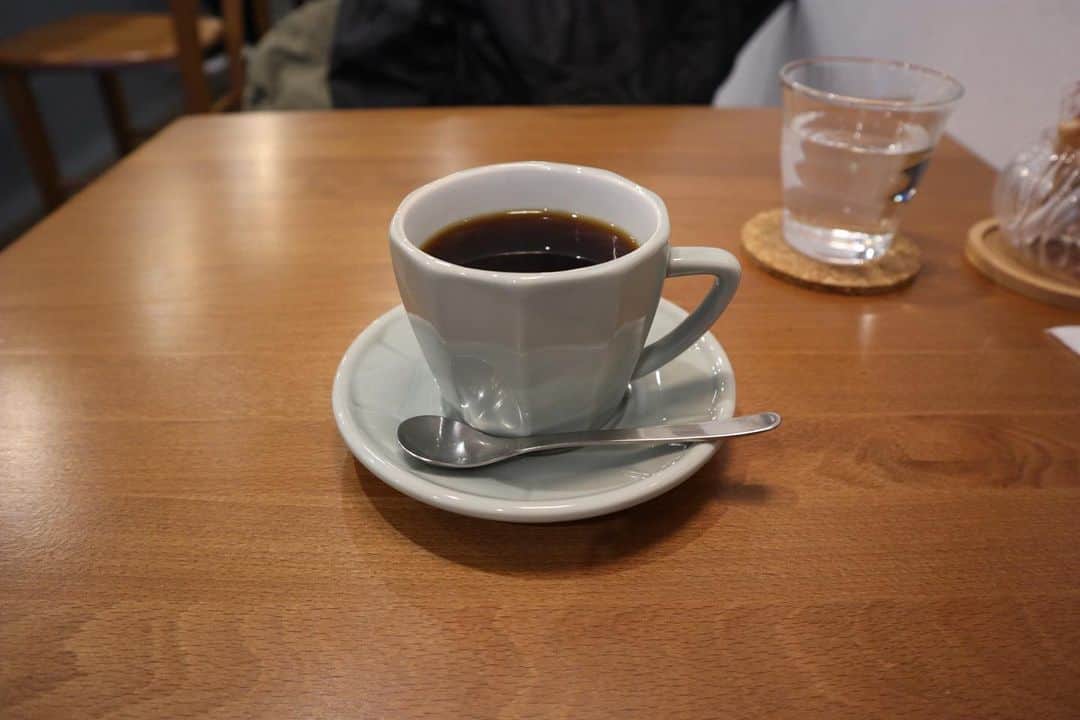 石井輝明さんのインスタグラム写真 - (石井輝明Instagram)「浦和。 最近は家にいることが増えたので、ドラマをまたたくさん観ている。 おもしろいのなんぼでもあるやん。  #cafenicole #cafe #coffee #カフェ #喫茶店 #埼玉カフェ #浦和カフェ #カフェ芸人 #緊急事態宣言伸びそうですね #自炊ゼロの独身一人暮らし小忙しいおじさんとしては #20時以降お店開いてないのは中々キツい #早く世の中が落ち着くことを願うばかり #医療従事者の皆様ありがとうございます #なんとか恩返しできるように頑張りますので」2月1日 21時56分 - comandanteishii